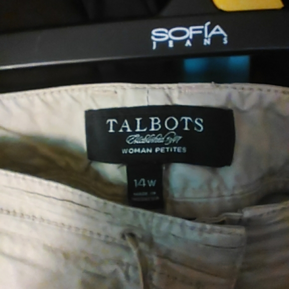 Women's tan "TALBOTS" capris, Size 14W, Cargo pockets, Gently used, great cond. - Picture 2 of 3